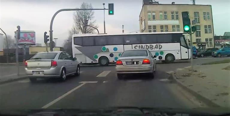 Autokar przejeżdża na czerwonym świetle