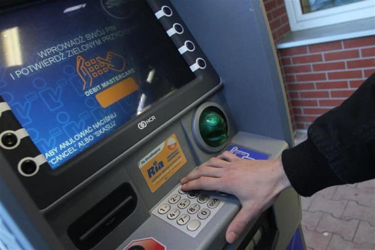 Został okradziony gdy wypłacał pieniądze z banomatu