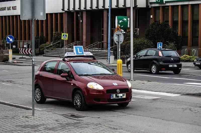 Olsztyńscy policjanci zatrzymali „egzaminatorkę” z sądowym zakazem prowadzenia pojazdów