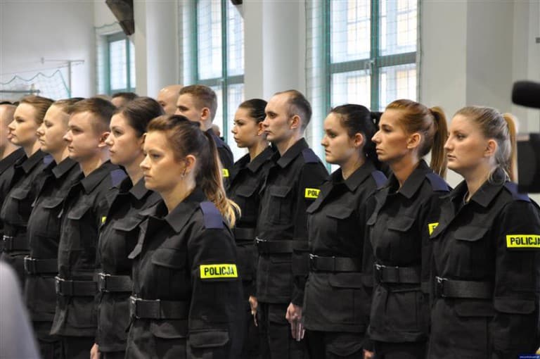 15 nowych policjant&oacute;w przyjętych do olsztyńskiej komendy