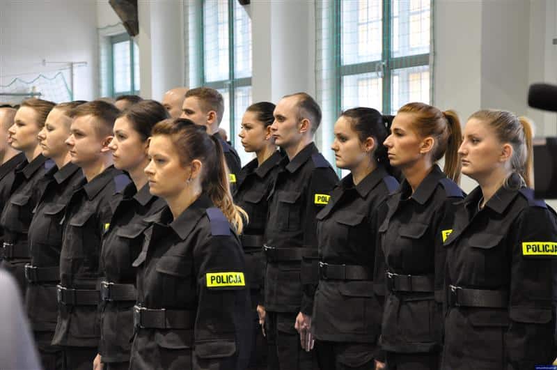15 nowych policjantów przyjętych do olsztyńskiej komendy