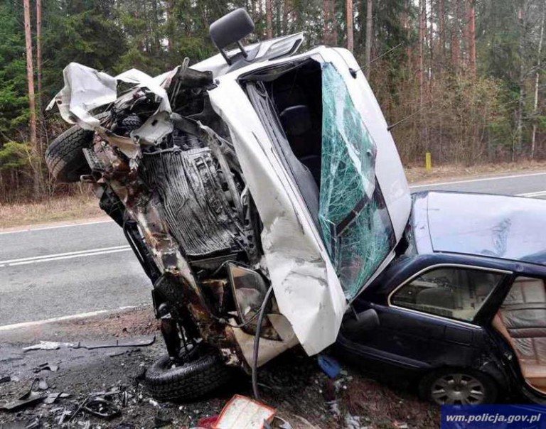Dwie osoby ranne w zderzeniu osobówki z busem