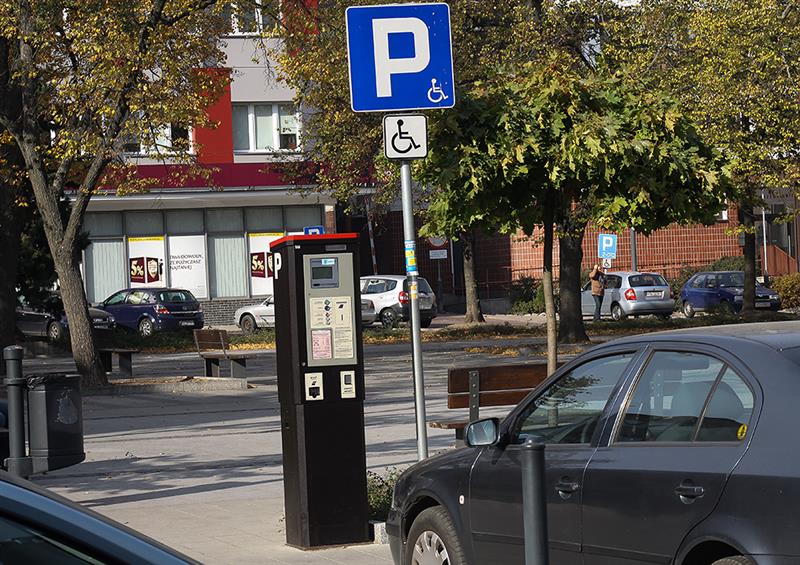 Skradzionym samochodem zaparkował w miejscu dla osób niepełnosprawnych