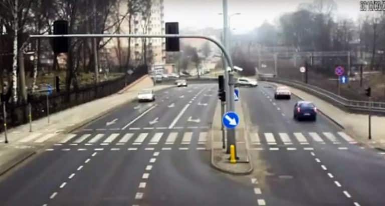 Na Wojska Polskiego wpadł w poślizg i przebił barierkę