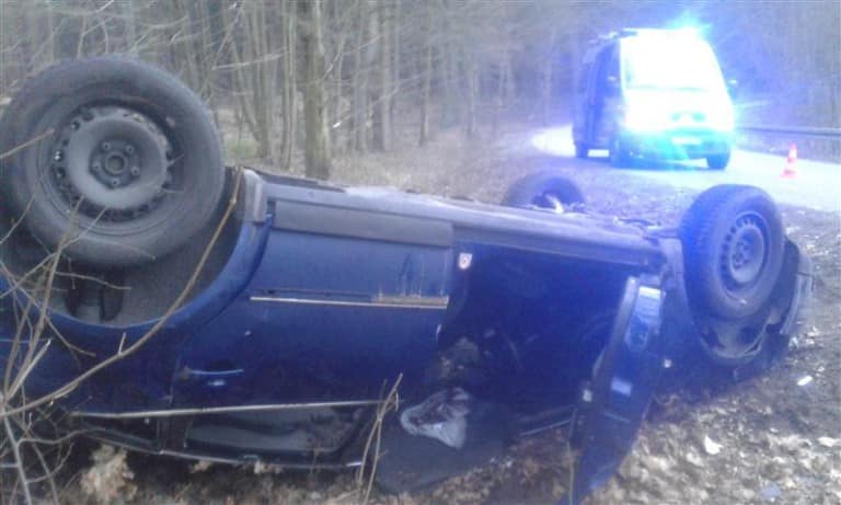 Dachowanie samochodu. Ranne dwie osoby