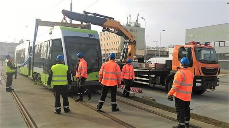 Udane testy żurawia do podnoszenia wykolejonych tramwaj&oacute;w