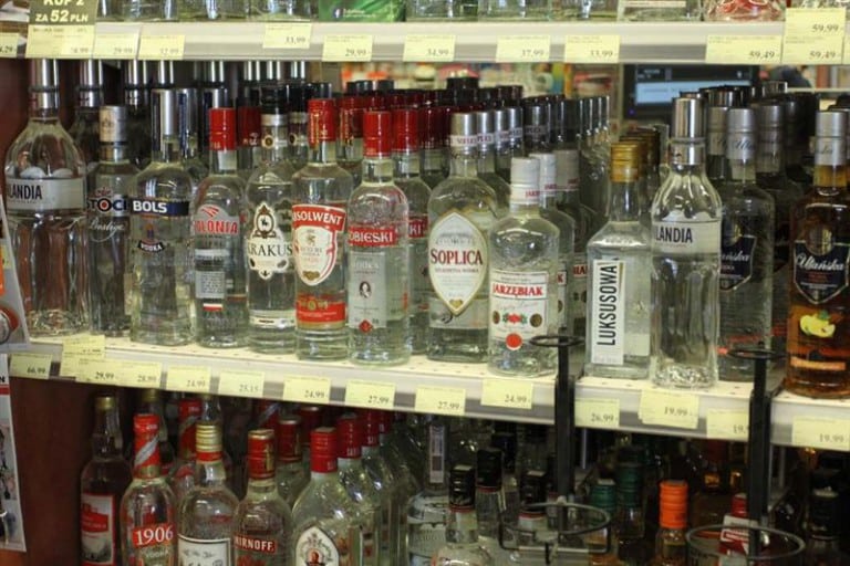Matka piła alkohol z nieletnim synem i jego kolegami