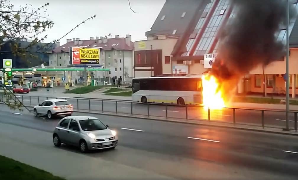 Autokar zapalił się na ul. Wyszyńskiego