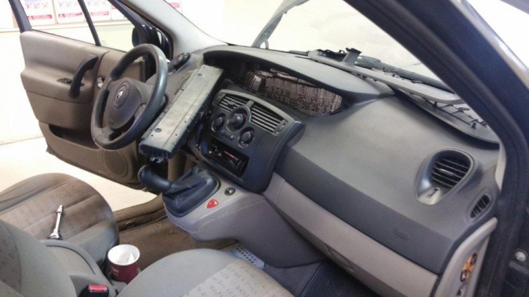 Sprytna skrytka w desce rozdzielczej