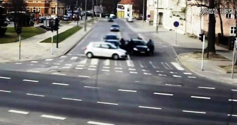 Olsztyńscy policjanci zatrzymują dealerów na ulicy. Zobacz nagranie