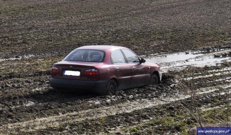 Skradzionym samochodem zakopał się w błocie
