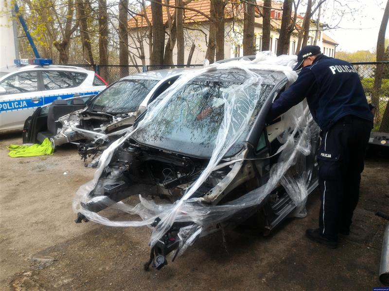 Policjanci zlikwidowali tzw. dziuplę i odzyskali skradzione auta