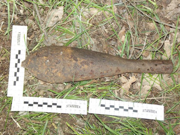 Przyni&oacute;sł do domu pocisk i groził żonie, że wysadzi dom