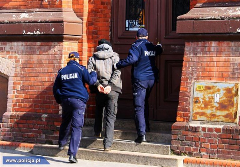 Pobił rodzic&oacute;w potem powybijał szyby w oknach