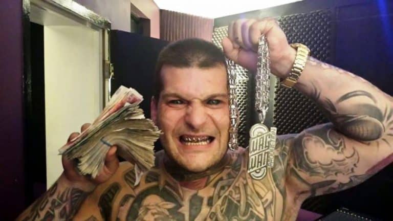 Kontrowersyjny raper Popek zagra w Olsztynie