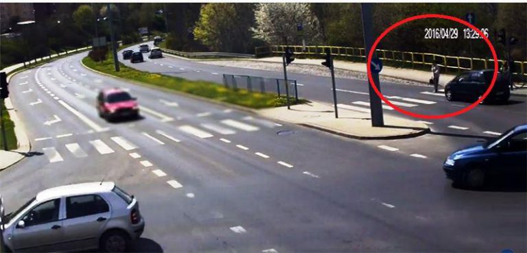 Matizem potrącił na pasach kobietę na ul Synów Pułku