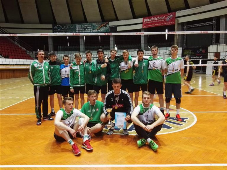 Siatkarze VIII Liceum Og&oacute;lnokształcącego mistrzami Olsztyna i wojew&oacute;dztwa