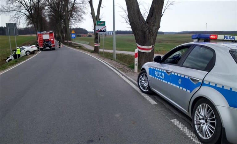 Zjechała na przeciwległy pas, a następnie wpadła do rowu