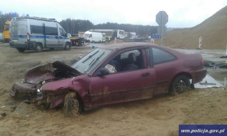 Zamiast w lewo pojechał prosto. Dwie osoby w szpitalu