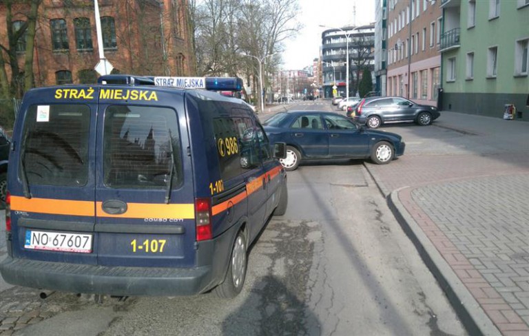 Zsunął się na jezdnię