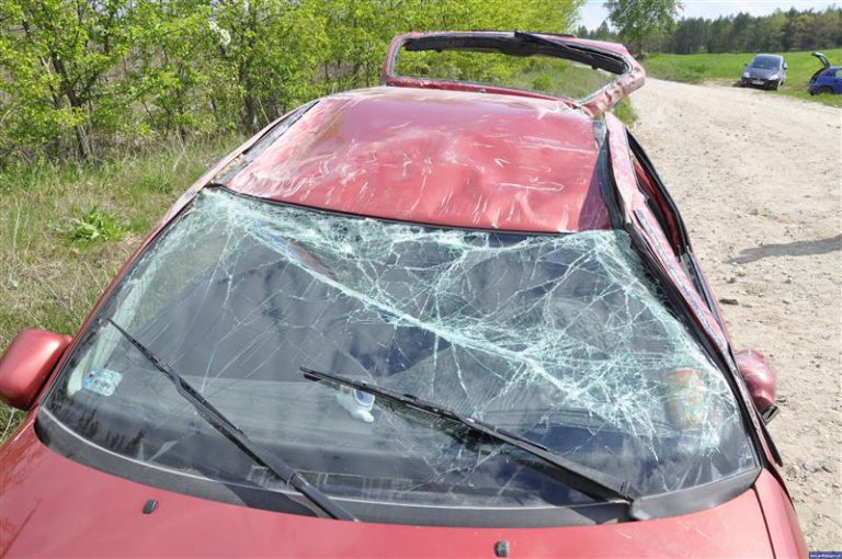 Na łuku drogi stracił panowanie nad pojazdem i dachował