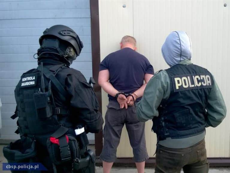 Olsztyńscy funkcjonariusze rozbili jedną z największych fabryk nielegalnych papierosów