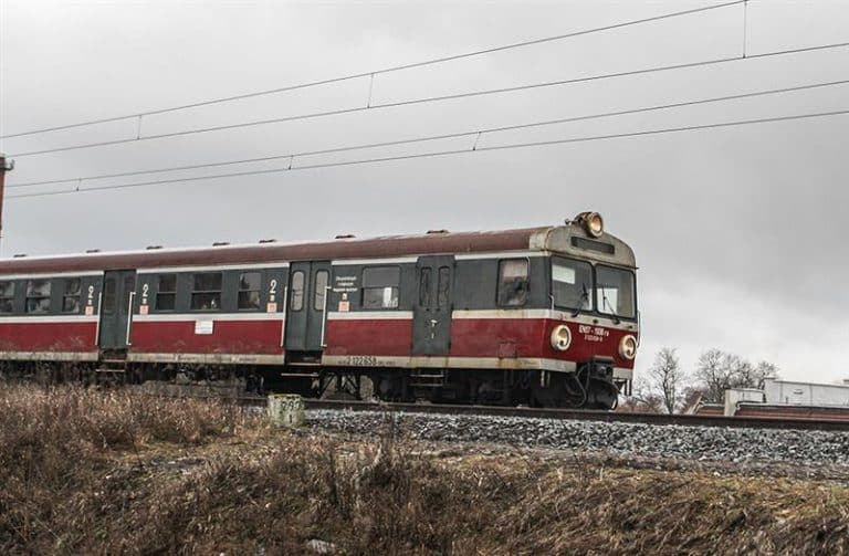 Kobieta wtargnęła wprost przed nadjeżdżający pociąg. Zginęła na miejscu