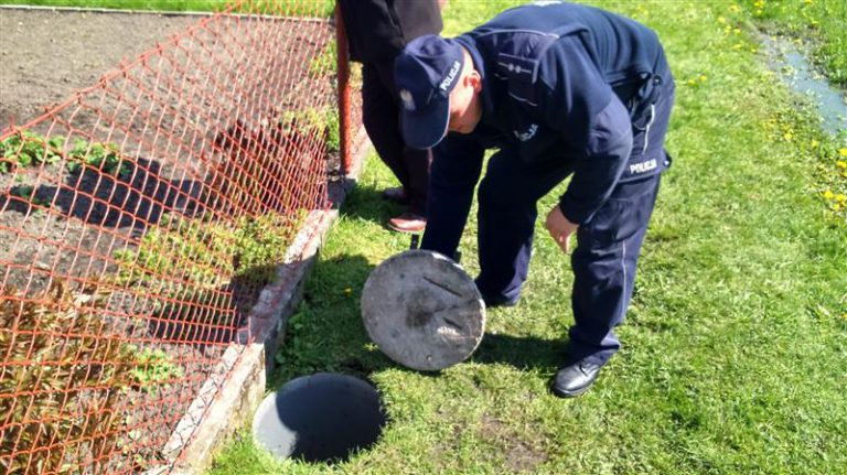 Wpadł do studzienki i się zaklinował. Nie żyje 78-latek