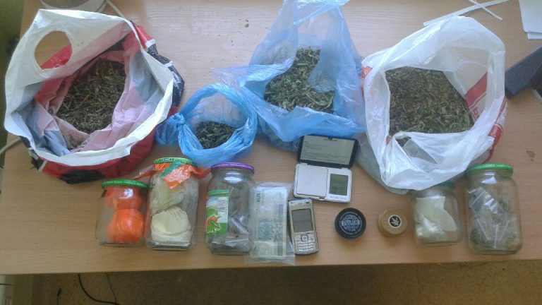 Kilogram marihuany w reklam&oacute;wkach, amfetamina w słoikach