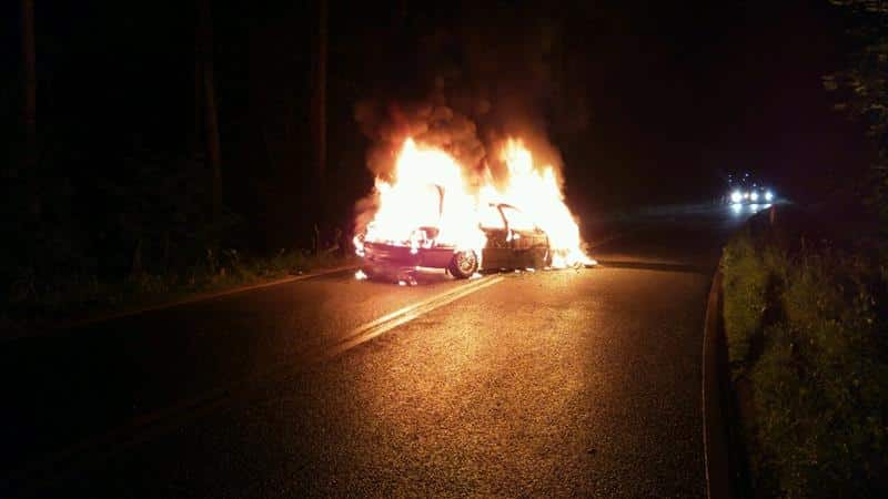 BMW uderzyło w Audi. Samochód stanął w płomienach