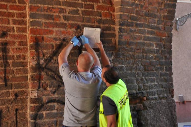 Sprayem zdewastował zabytkową bramę