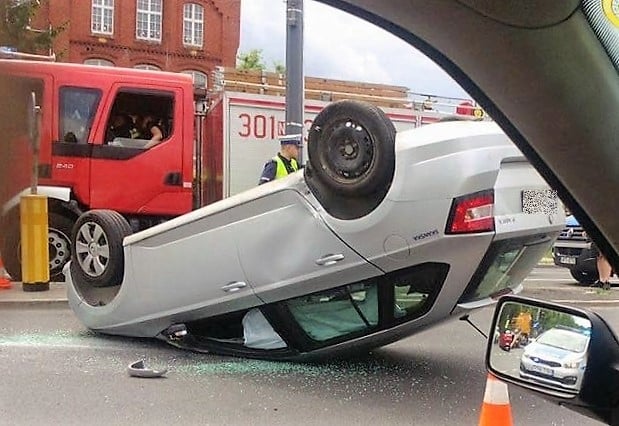 Kolizja i dachowanie w centrum Olsztyna