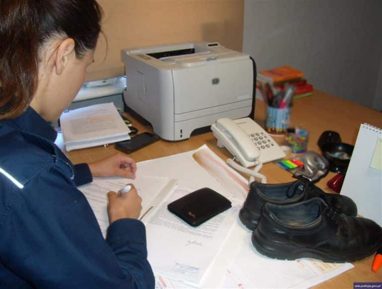 Ukradł nowe buty, stare zostawił na regale. Uciekając zgubił portfel