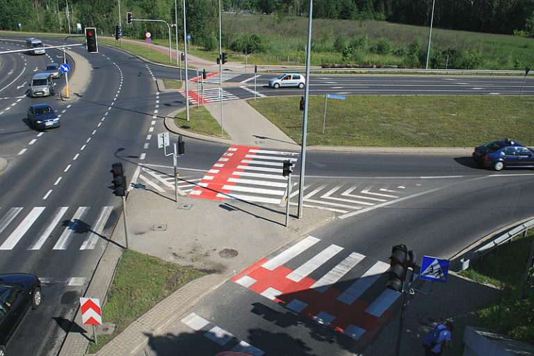 Bezpieczniej dla rowerzyst&oacute;w na skrzyżowaniu Sielskiej z Schumana