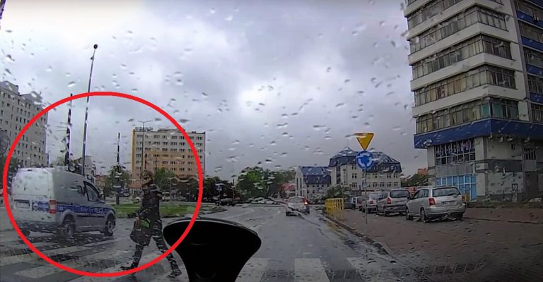 Policyjny radiowóz omija i nie ustępuje pierwszeństwa pieszemu na pasach