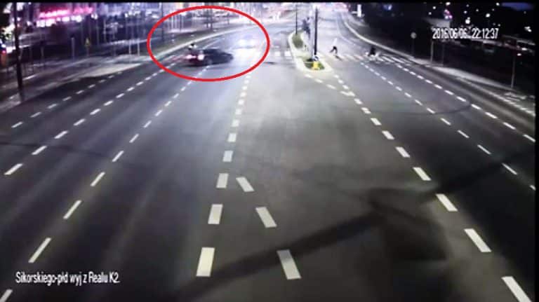 Jechał pod prąd al. Sikorskiego. Prawie portącił rowerzystę na pasach