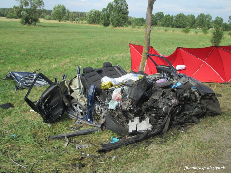 Ciężar&oacute;wka zmiażdżyła samoch&oacute;d osobowy