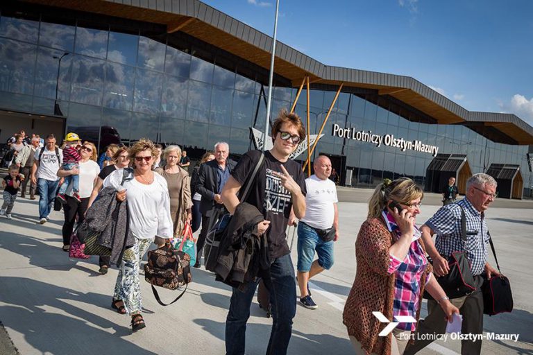 Historyczny lot pierwszego samolotu rejsowego do Londynu z Szyman