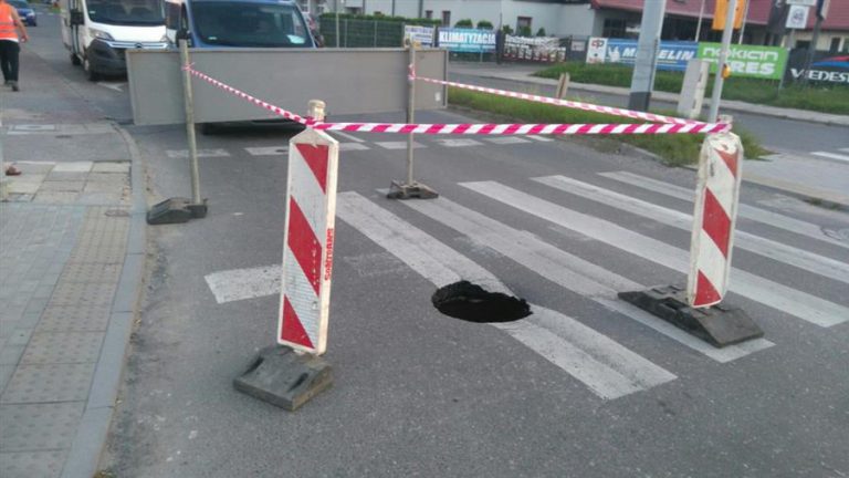 Wielka dziura w asfalcie zagrażała bezpieczeństwu ruchu