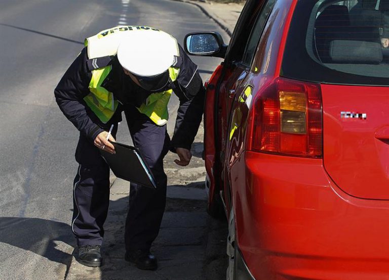 Kolizja na parkingu salonu samochodowego
