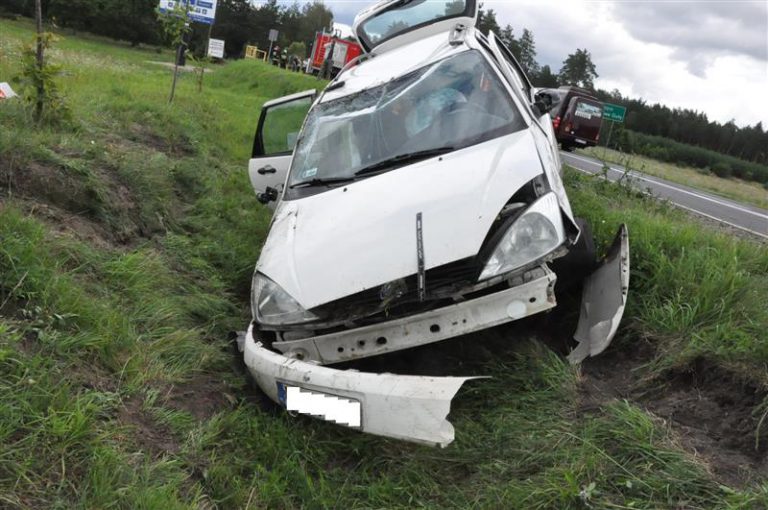 Zasnął za kierownicą i uderzył samoch&oacute;d