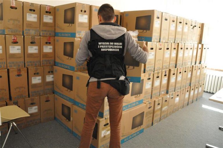 W jednym z urzęd&oacute;w zabezpieczyli 188 zestaw&oacute;w komputerowych z podrobionymi licencjami i nielegalnym oprogramowaniem