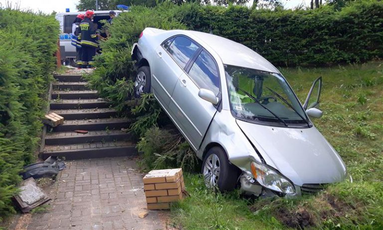 Kobieta pomyliła pedał hamulca z gazem