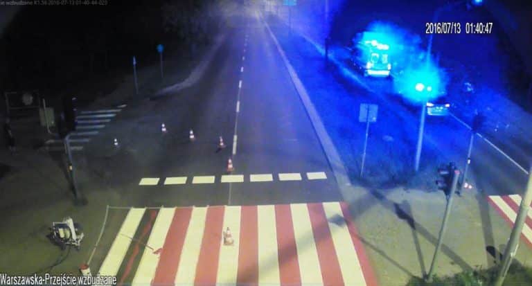 Na ul. Warszawskiej malował pasy. Potrącił go samoch&oacute;d ciężarowy