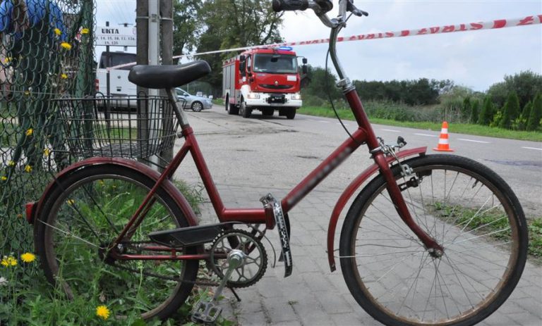 Kobieta jadąca rowerem potrącona