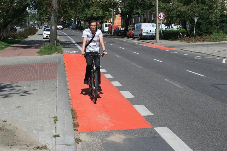 Takiego rozwiązania w Olsztynie jeszcze nie było. Instrukcja dla rowerzyst&oacute;w i kierowc&oacute;w aut