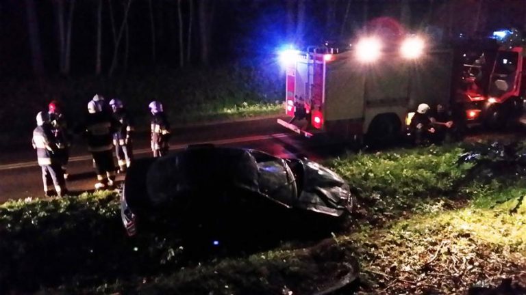 Samoch&oacute;d dachował pod Olsztynem. W aucie było 5 os&oacute;b