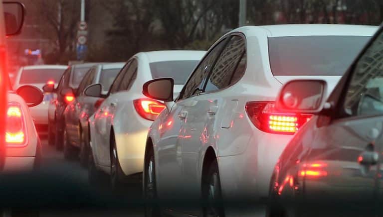 Ogromne korki na ul. Sielskiej. Jest na nie spos&oacute;b, ale wielu myśli, że to przejaw &bdquo;cwaniactwa&rdquo;