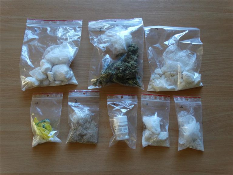 Młodzi mieszkańcy Olsztyna przechowywali w domu dopalacze i marihuanę