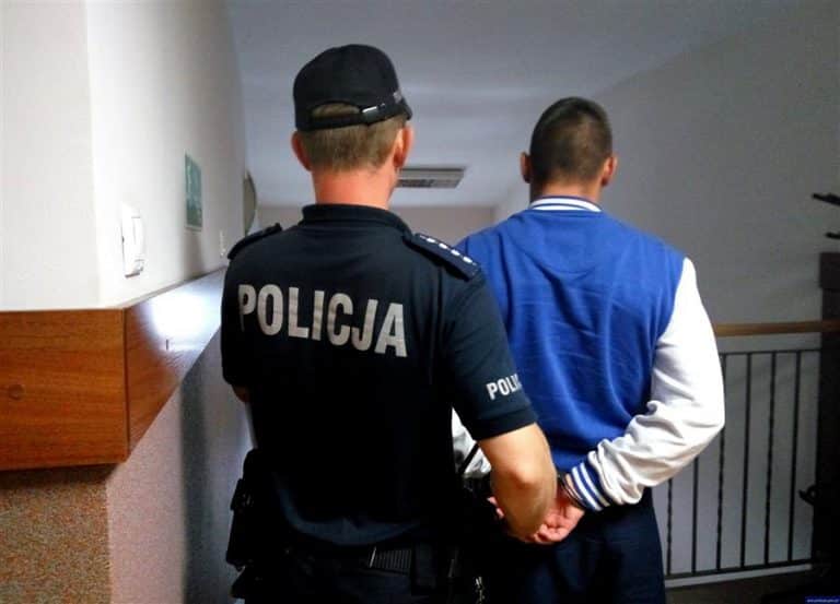 Rozbili butelkę na głowie i ukradli saszetkę z pieniędzmi